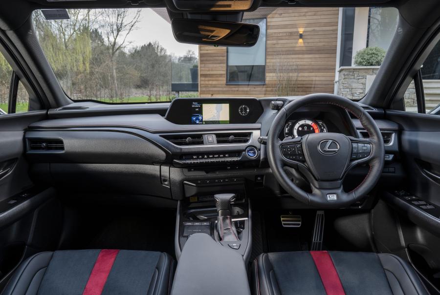 Торпедо Lexus UX250h F-Sport 2019 года  (UK) (фото 4 из 40)